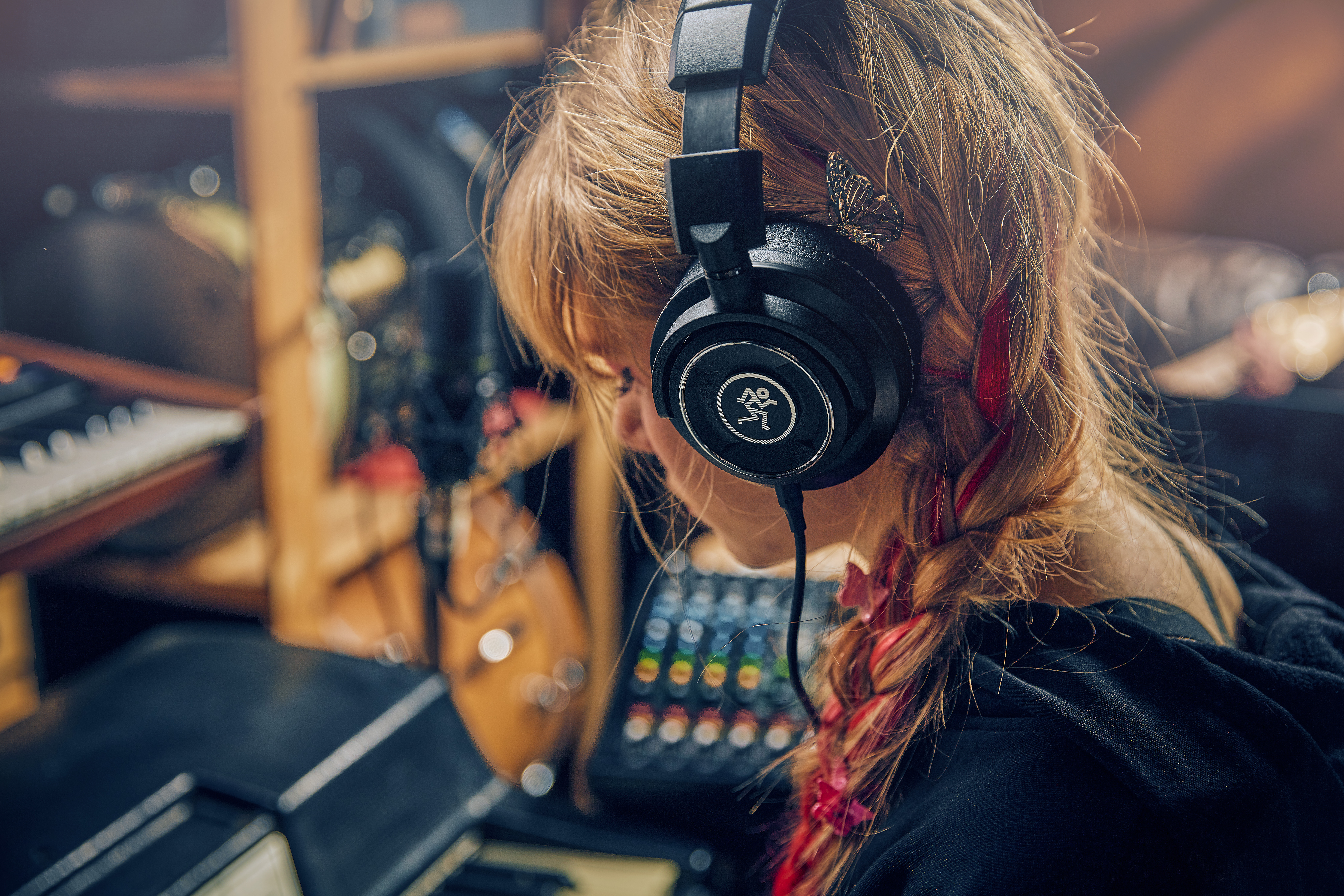 Onyx 8 channel mixer with mc-250 closed back headphones