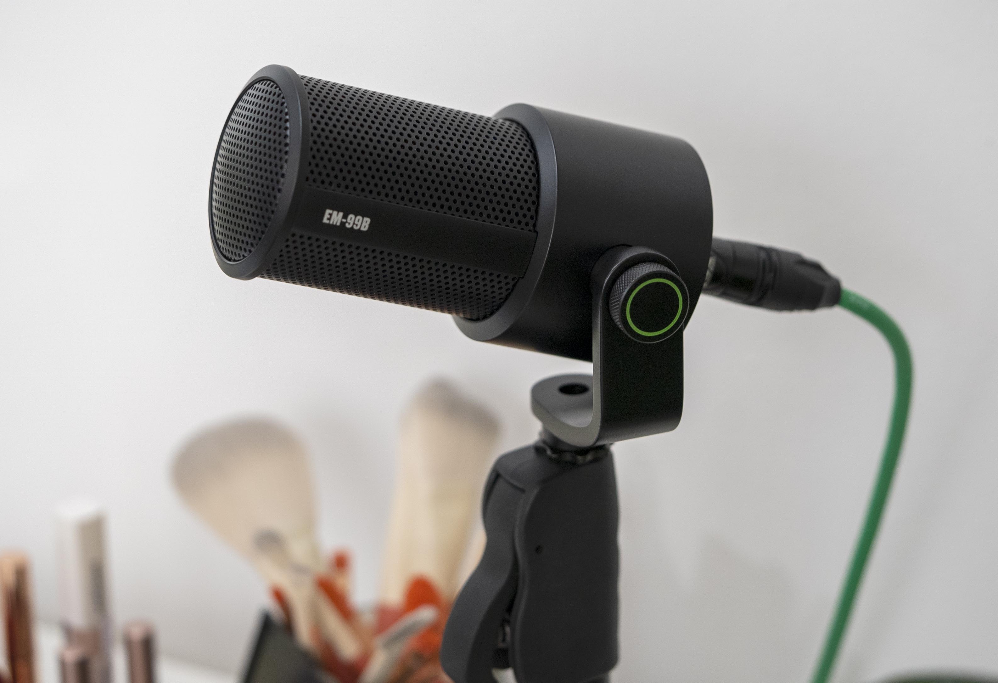 mackie em-99b dynamic broadcast microphone for podcasting
