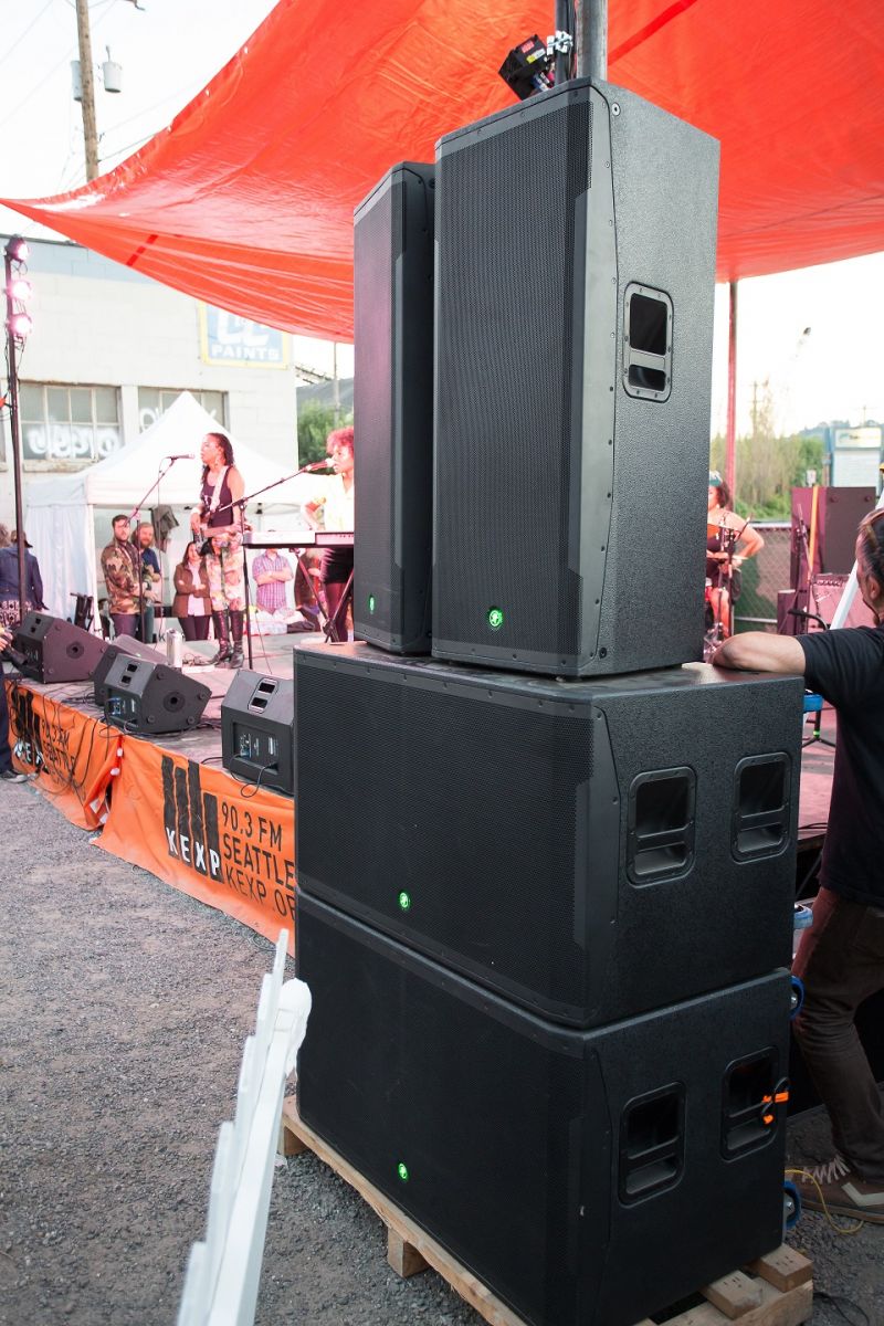 Mackie SRM Professional Series Loudspeakers Setting up PA News 2
